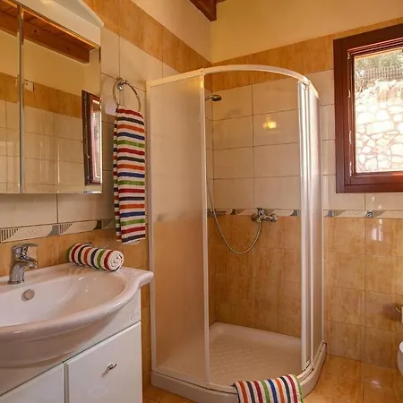 Ireni Fiskardo By * Katsaráta